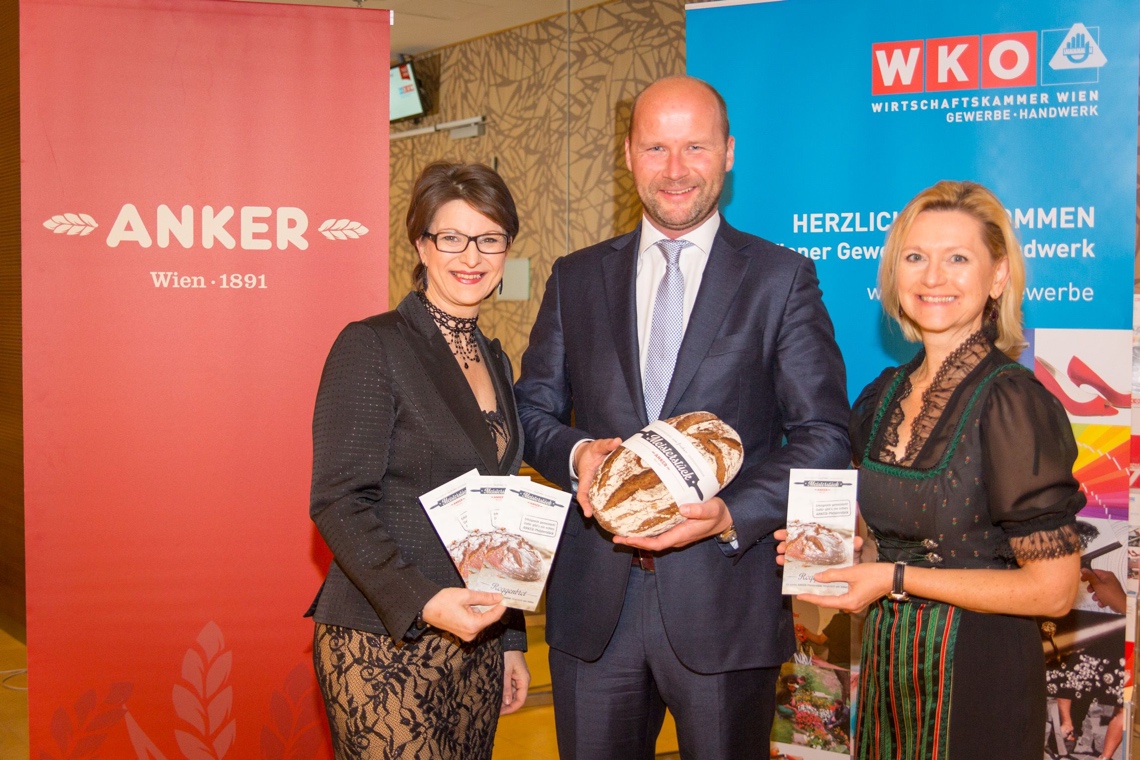 Ankerbrot-Vorstand Peter Ostendorf überreicht den Vertreterinnen der Sparte Gewerbe und Handwerk, Obfrau Mag. (FH) Maria Smodics-Neumann (l.) und Geschäftsführerin Mag. Michaela Schuster, ein ANKER-Meisterstück-Brot